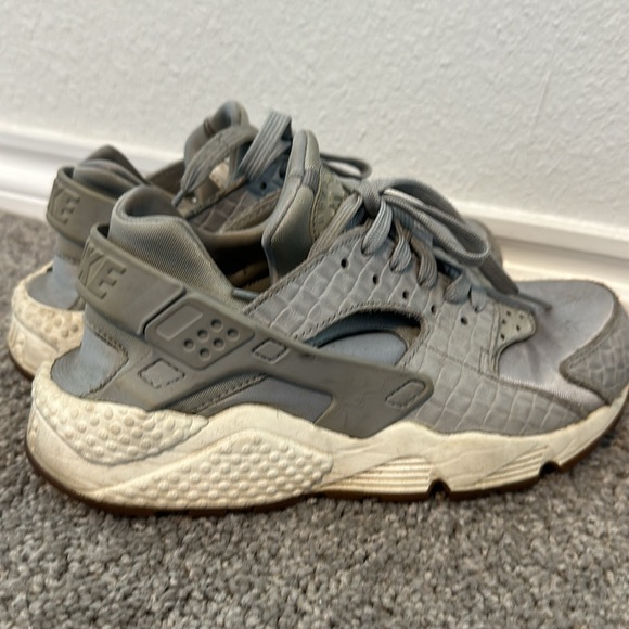 Nike Huarache (Size 7.5) - Picture 2 of 4